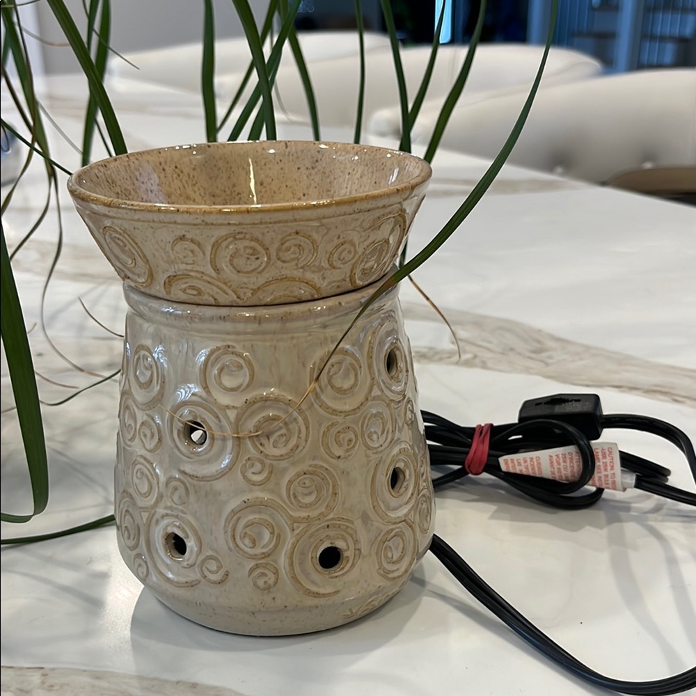 Scentsy Angora Ceramic Spanish Swirl Pattern Wax Warmer - Tan colour